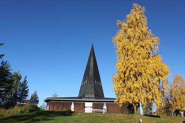 Tingnes kirke om høsten