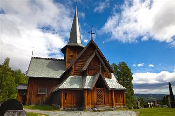 Hedalen stavkirke en sommerdag.