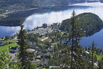 Luftbilde av campingplass på en halvøy i et stort vann