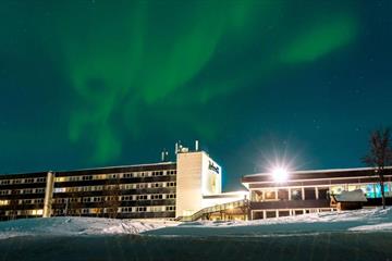 Radisson Blu Beitostølen med vakker nordlyshimmmel over.
