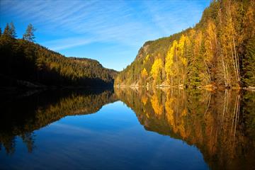 A beautiful autumn day on the southern part of Lake Aurdalsfjorden.