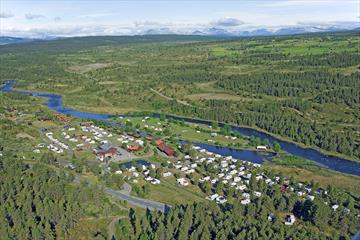 Campingplass ved en elv, luftfoto