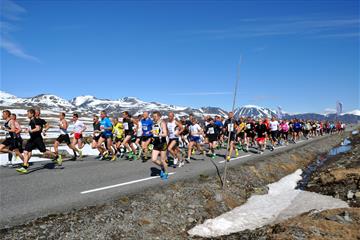 Mange deltakere på Det Norske Fjellmaraton langs Valdresflye i strålende vær.