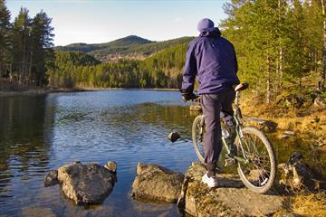 Ein Fahhradfahrer genießt den Blick über den See Fløafjorden.