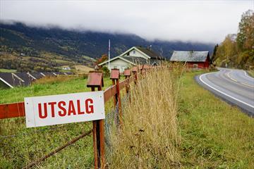 Hande Gard sett fra skiltet ved veien.