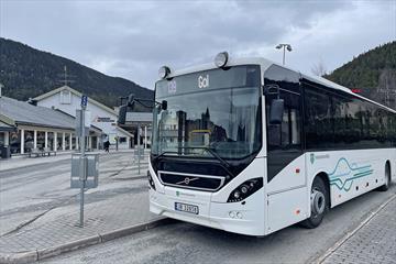 En hvit buss med Innlandstrafikk sin logo på Fagernes Skysstasjon