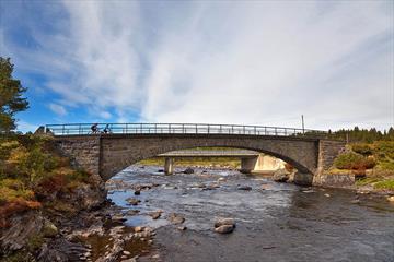 The Kjærlighetsstien cycling route crosses River Tisleia on Ormhamar Bridge naer Vasetdansen.