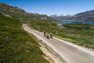 Entlang des Slettefjellvegen mit dem See Fleinsendin und Jotunheimen im Hintergrund.