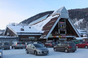 Et lite kjøpesenter utvendig om vinteren