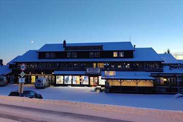 Sporten Beitostølen i blåtimen om vinteren