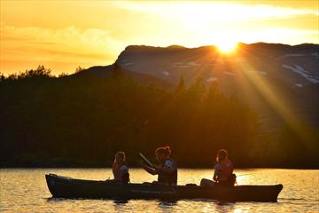 Family canoe tour in Lake Øyangen