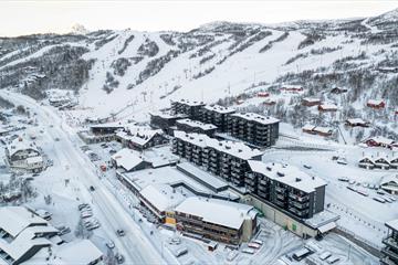 Dronefoto Riddertunet med alpinsenter bak.