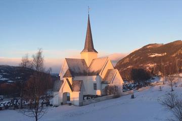 Aurdal kirke med snø