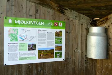 At the Furuset crossing, there's a Mjølkevegen rest shelter for cyclists.