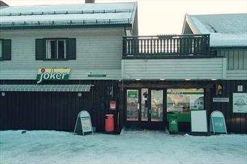 Utvendig bilde av en bygdebutikk fra Joker om vinteren