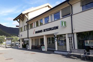 Fagernes Turistkontor ligger sentralt på Skysstasjonen.