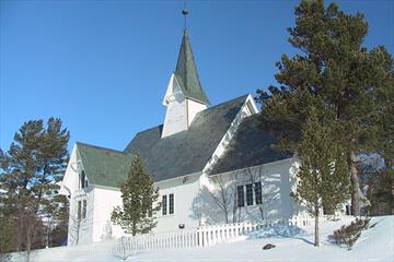 Heensåsen kyrkje i vinterdrakt.