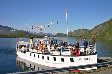 Die M/B Bitihorn liegt am Kai in Bygdin