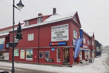 Intersportgeschäft in einem roten Holzgebäude im Winter