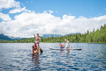 Glade padlere på SUP i Øyangen