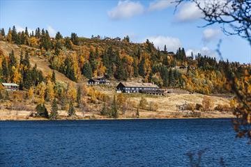 Gamlestølen ved vannet.