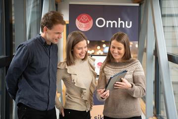 Omhu-ansatte som ser på en iPad