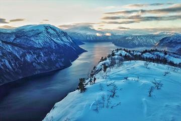 Snowshoeing with Bulder og Brak Opplevingar in Årdal