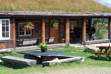 Vasetstølen fra tunet en sommerdag