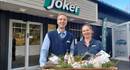 The couple who runs Joker Etnedal hold up a tray full of delicous local produce