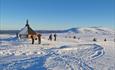 Fra varmestuen er det flott skue over fjellandskap.