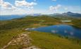 Utsikt fra Melbysfjellet mot Knausehøgdene og Bitihorn i bakgrunnen.