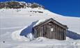 Plankebue vinterstid med fjell i bakgrunnen