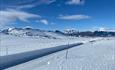 Bergstraße im Frühling mit hohen Schneekanten