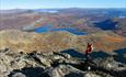 Utsikt fra Mugnetinden østover mot Bitihorn (til venstre) og Skaget.