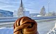 Kanelsnurr fra Bakeriet i Valdres. Utenfor utsalget med Aurdal kirke i bakgrunnen.