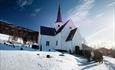 Publikum på vei inn i Aurdal Kirke