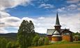 Hedalen stavkirke en sommerdag.