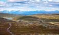 Fra flere plasser underveis på sykkelturen rundt Bjødalsfjellet leder stier opp mot Bjødalskampen. Fra fjellet har man en vid utsikt som her mot Golsfjellet.
