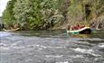 Zwei gelbe Raftingschlauchboote auf einem Fluss