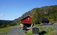 Låven på Stavedalen Park en fin sommerdag.