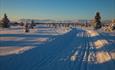 Fra langrennsløypa ser du fjellene i horisonten.