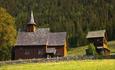 Lomen stavkirke en sommerdag.