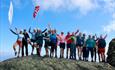 Fornøyde deltagere på toppen av fjellet