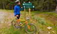 Radfahrer in der Kreuzung bei Hølervassætri.