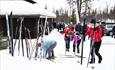 På ski til konserten i Aurdal Fjellkirke.