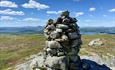 Varden på toppen av Reinehamaren, med vidt utsyn over Øystre Slidre og Jotunheimen.