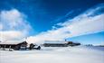Oset Fjellhotell utvendig med snø og blå himmel