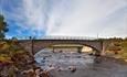 Der Kjærlighetsstien führt auf der Ormhamar Brücke bei Vasetdansen über die Tisleia.