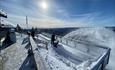 Vertskapet måker snø på Koja Panorama. Storslagen utsikt