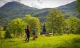 Mennesker på vandring ved Borgund stavkirke